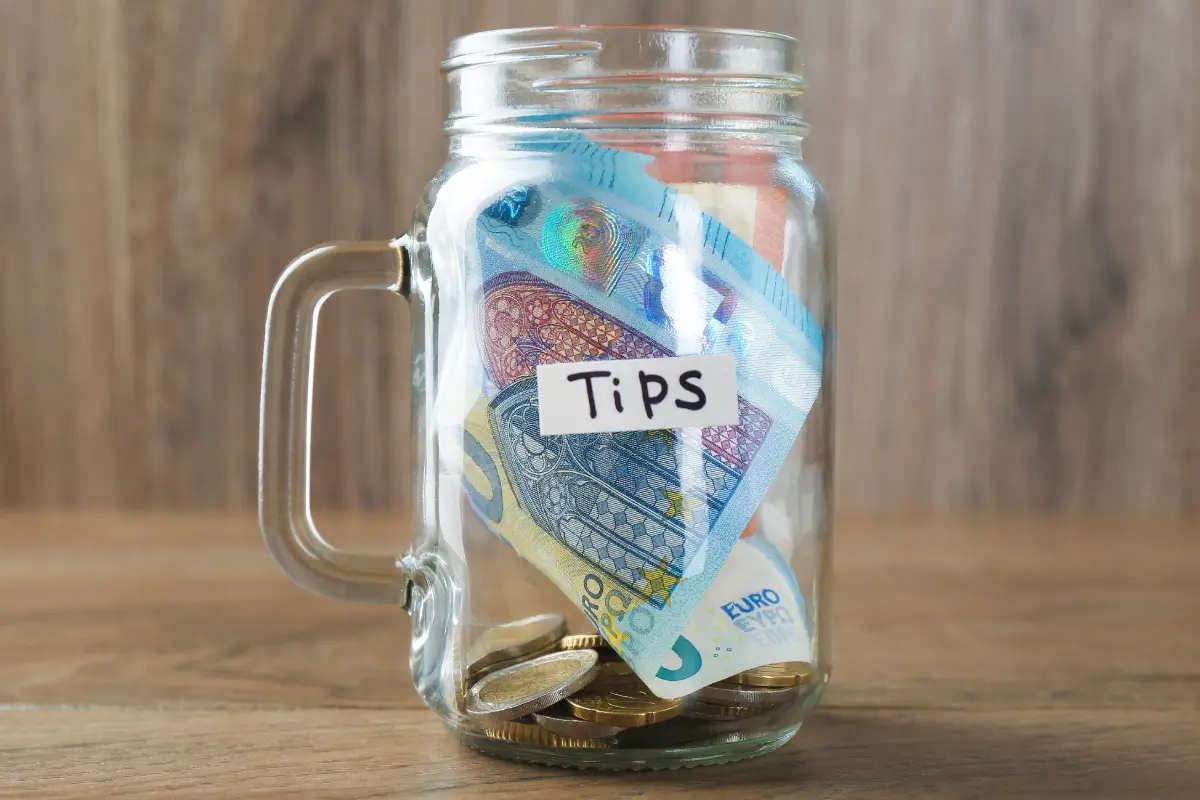 Tipped Employee Payroll: Navigating Tip Credits, Minimum Wage Rules, and Reporting Obligations